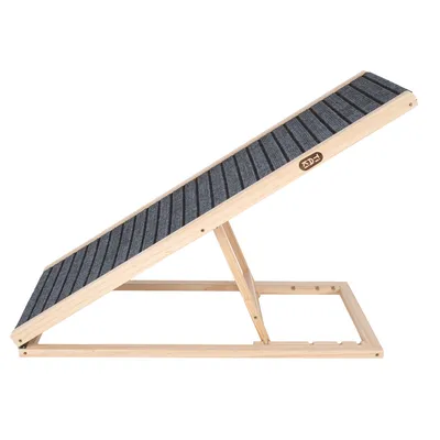 Houten ramp met antislip grijs oppervlak en verstelbaar frame, geschikt voor hoogteverschillen. Merkenlogo zichtbaar aan de zijkant.