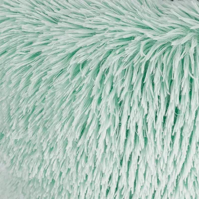 Nahaufnahme von mintgrünem, flauschigem Stoff mit langen Fasern. Materialstruktur sichtbar.