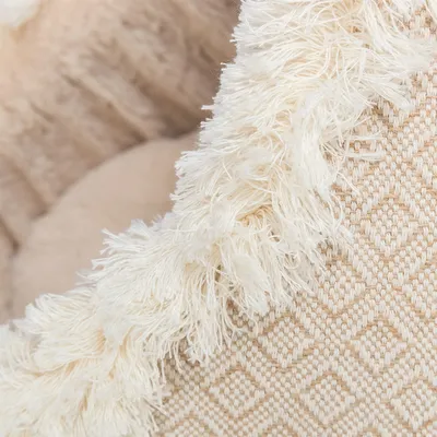 Nahaufnahme eines beigen Stoffmaterials mit geometrischem Muster und flauschigem Rand.