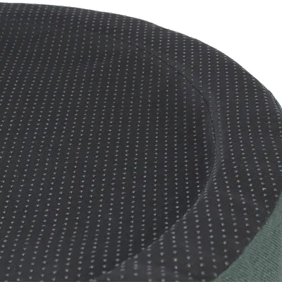 Nahaufnahme eines schwarzen, rutschfesten Stoffmaterials mit kleinen Punkten, geeignet für die Unterseite von Tierbetten oder Matten.