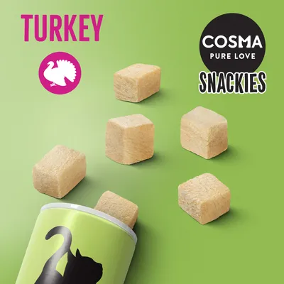 COSMA PURE LOVE SNACKIES, TURKEY. Afbeelding van blokvormige kattensnacks en een groene verpakking met kattenpictogram.