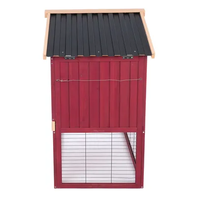 Rotes Holzgehege mit schwarzem Dach und Metallgitter an der unteren Frontseite. Verschluss aus Draht sichtbar.