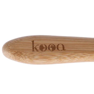 kooa. Prémium ápolómárka háziállatoknak, gravírozva egy bambusz nyélre.