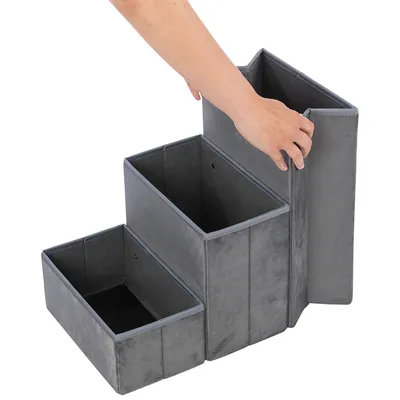 Graue faltbare Treppe mit drei Stufen, geeignet für Haustiere. Hand zeigt die einfache Montage durch Zusammenklappen.