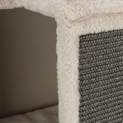 Detailansicht eines Kratzmöbels mit weicher, beiger Plüschverkleidung und grauer Sisal-Oberfläche.