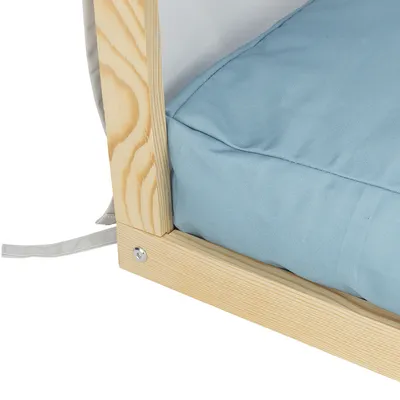 Holzrahmen mit hellblauem Stoffkissen, Detailansicht der Materialien und Verarbeitung.