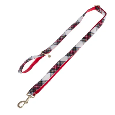 Laisse pour chien en tissu à motif écossais rouge, blanc et noir, mousqueton métallique doré et anneau en métal visibles.
