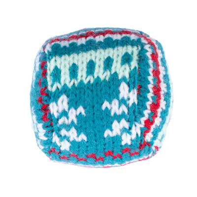 Pelota tejida en azul, blanco y rojo con diseño decorativo. Adecuada como juguete o accesorio.
