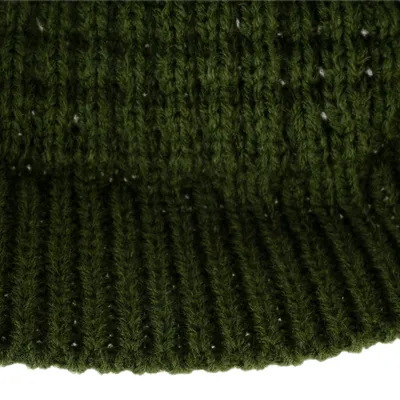 Gros plan sur une maille tricotée en tissu vert foncé, texture visible. Aucun autre élément ou marque n’est présent.