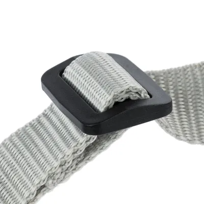 Gros plan sur une sangle en tissu gris avec boucle rectangulaire noire en plastique, détail du système de réglage visible.