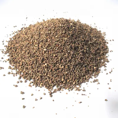 Haufen von braunen, körnigen Pellets auf weissem Hintergrund. Produktabbildung für Tierfutter oder Streu.