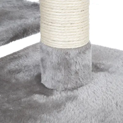 Árbol rascador con funda de felpa gris y poste rascador envuelto en cuerda de sisal.