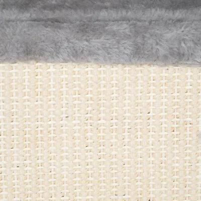 Nahaufnahme eines Produkts mit grauem Plüschstoff oben und geflochtenem beigem Material unten.