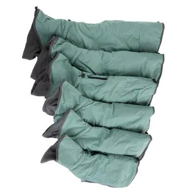 Cinq manteaux pour chien verts avec doublure grise, présentés côte à côte en différentes tailles. Fermeture éclair et cordon visibles sur chaque manteau.