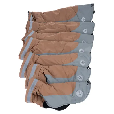 Six manteaux pour chien marron et gris de tailles différentes, avec bandes réfléchissantes et logo NT visible sur chaque manteau.
