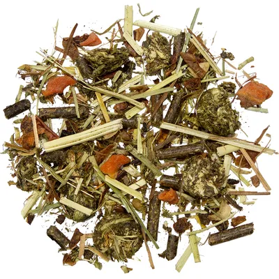 Mélange d’aliments pour rongeurs composé de morceaux de foin, bâtonnets compressés, flocons et légumes séchés visibles sur fond blanc.