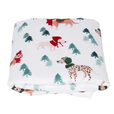 Manta branca com motivos de cães em roupa de inverno e árvores de Natal verdes. Os cães usam cachecóis vermelhos e gorros verdes.