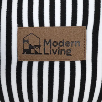 Modern Living логотип на коричневой тканевой этикетке, фон с черно-белыми полосами.