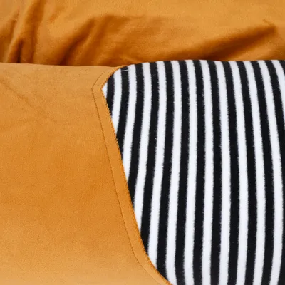 Detailansicht eines orangefarbenen Stoffmaterials mit schwarz-weiss gestreiftem Einsatz.