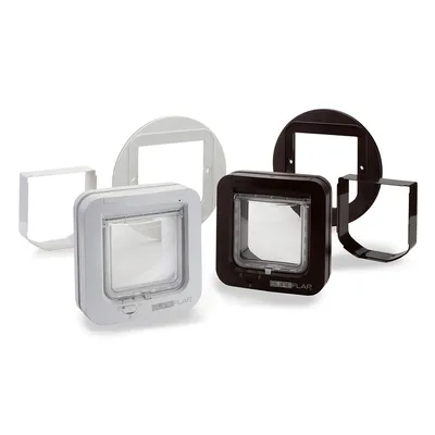 Puertas para mascotas SureFlap en blanco y negro con marcos de montaje redondos y cuadrados, visibles los materiales plásticos y el nombre de la marca en la parte inferior de cada puerta.