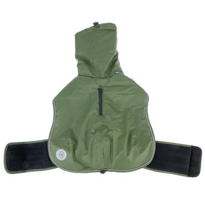 Manteau imperméable vert pour chien avec capuche, fermeture éclair noire sur le dos, bandes velcro noires sur les côtés, écusson rond gris visible en bas à gauche.