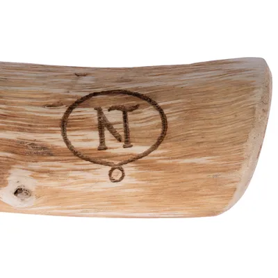 Træstruktur med indgraveret logo 'NT' i en cirkel. Produktdetaljevisning.