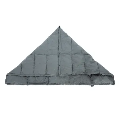 Graue, dreieckige Decke mit gestepptem Design und Druckknöpfen. Sichtbares Etikett unten rechts.