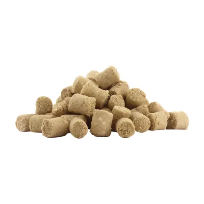 Haufen beige-farbener, zylindrischer Trockenfutterstücke. Produktabbildung ohne Verpackung.