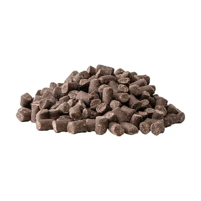 Piccoli pezzi marroni di crocchette a forma di mucchio. Immagine del prodotto senza confezione.