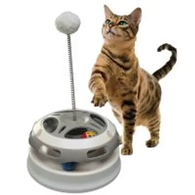 Katze spielt mit rundem Katzenspielzeug mit Federstab und Ball, mehrere Öffnungen zum Greifen sichtbar.