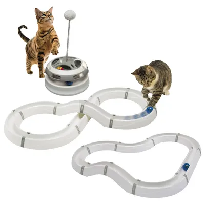 Spielzeug für Katzen: Interaktives Ballspiel mit Schienen und Federball-Spielstation. Zwei Katzen demonstrieren die Nutzung des Produkts.