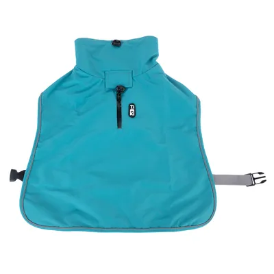 Manteau pour chien TIAKI bleu avec fermeture éclair sur le dos, boucle de sangle grise et col montant visibles.