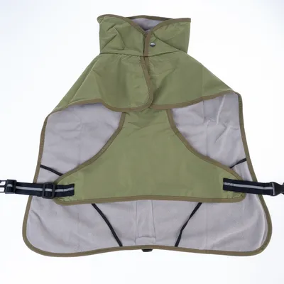 Manteau pour chien vert avec doublure grise en tissu, col montant, fermeture à bouton-pression et sangles réglables noires visibles sur les côtés.
