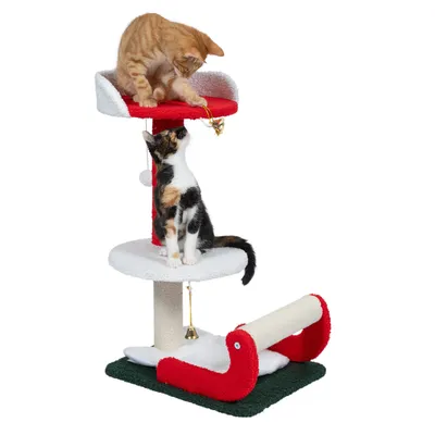 Arbre à chat avec deux plateformes rouges et blanches, poteaux à griffer en sisal, jouets suspendus, un chat roux et un chat tricolore posés sur les plateformes.