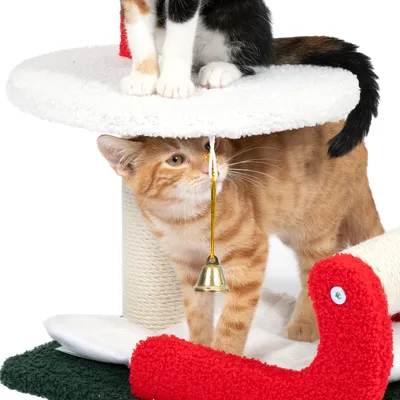Arbre à chat avec griffoir en sisal, plateforme blanche, jouet suspendu avec clochette dorée, deux chats visibles dont un roux et un noir et blanc.