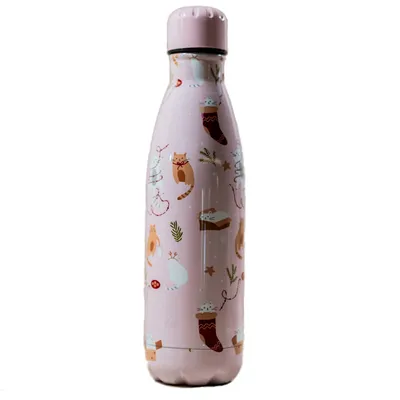 Rosa Trinkflasche mit weihnachtlichen Motiven wie Katzen, Socken und Geschenken. Dekoratives Design für den Alltag.