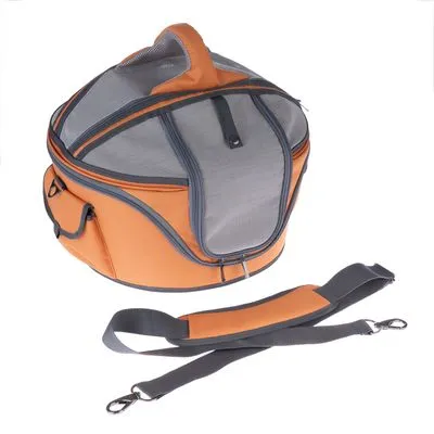 Transportadora para animais em tecido laranja e cinzento, com rede de ventilação, pega superior, bolso lateral e alça de ombro destacável visível.