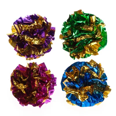 Cuatro pelotas arrugadas de papel metalizado en colores morado, verde, rosa y azul con detalles dorados. Material visible: plástico metalizado.