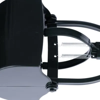 Čierny zberač s kovovými pružinami, vhodný na zber zvieracích exkrementov. Pevná plastová konštrukcia s pružinovým mechanizmom.