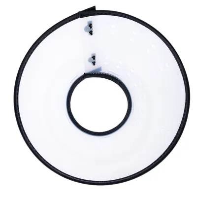 Collerette de protection en plastique blanc avec bord noir et fermetures à boutons, vue du dessus. Aucun texte ou marque visible.
