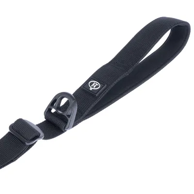 Schwarzer Nylon-Gurt mit verstellbarer Schnalle und Metallring, Logo 'N' sichtbar auf der Schlaufe.
