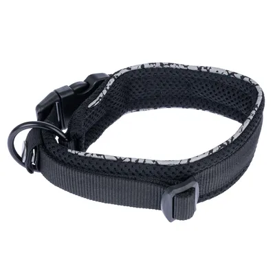 Zwarte halsband met verstelbare nylonriem, ademende mesh-voering en kliksluiting. Metalen ring voor lijnbevestiging zichtbaar.
