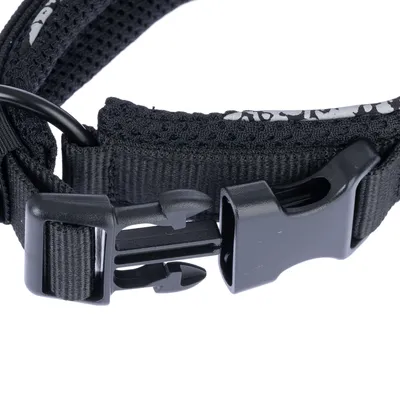 Close-up van een zwarte kliksluiting op een halsband met ademende netstof.