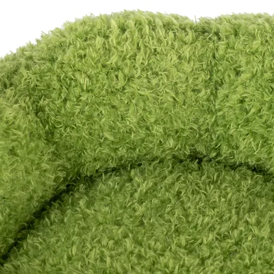 Detailný záber na zelený, nadýchaný textilný materiál, pravdepodobne na pelech alebo doplnok pre domáce zvieratá.