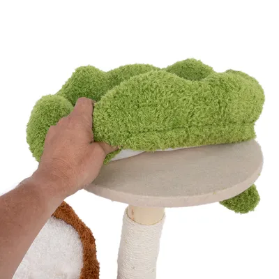 Mano muestra funda de felpa verde desmontable en una plataforma redonda de un árbol rascador.