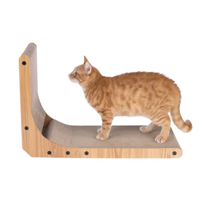 Ξύλινο έπιπλο ξυσίματος με επιφάνεια χαλιού, παρουσιάζεται από μια πορτοκαλί γάτα.