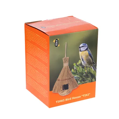 Balenie Tiaki Bird House 'TIKI' s obrázkom vtáčieho domčeka z prírodných materiálov a sýkorky belasé na konári.