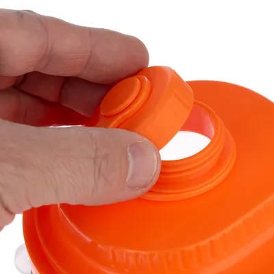 Hand öffnet orangefarbenen Deckel einer Trinkflasche mit Schraubverschluss.