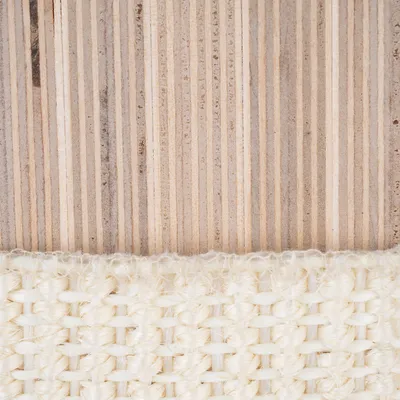 Close-up van licht sisalweefsel en houtstructuur, toont materiaaldetails voor krabpaal of meubelaccessoire.