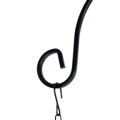 Schwarzer Metallhaken mit gebogener Form und angehängter Kette, geeignet zum Aufhängen von Gegenständen.